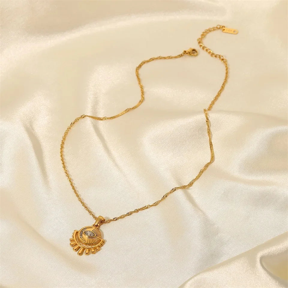 Collana delicata con occhio portafortuna, sole e luna in oro 18k