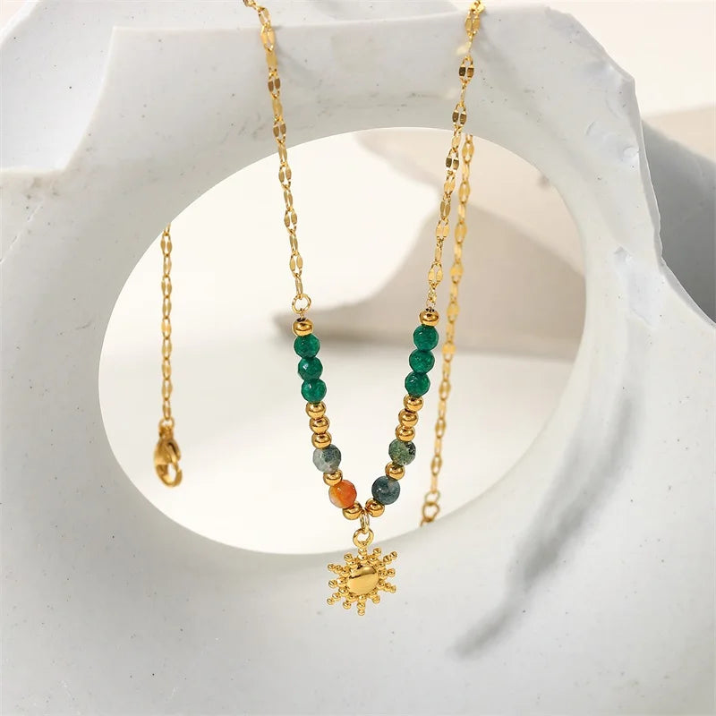 Collana delicata con pendente a sole di ispirazione boho