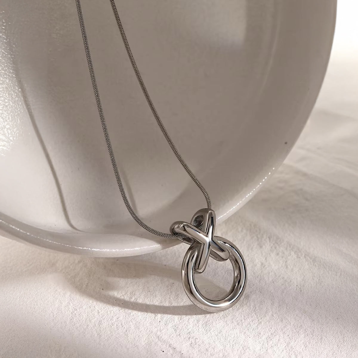Elegante collana intrecciata XO