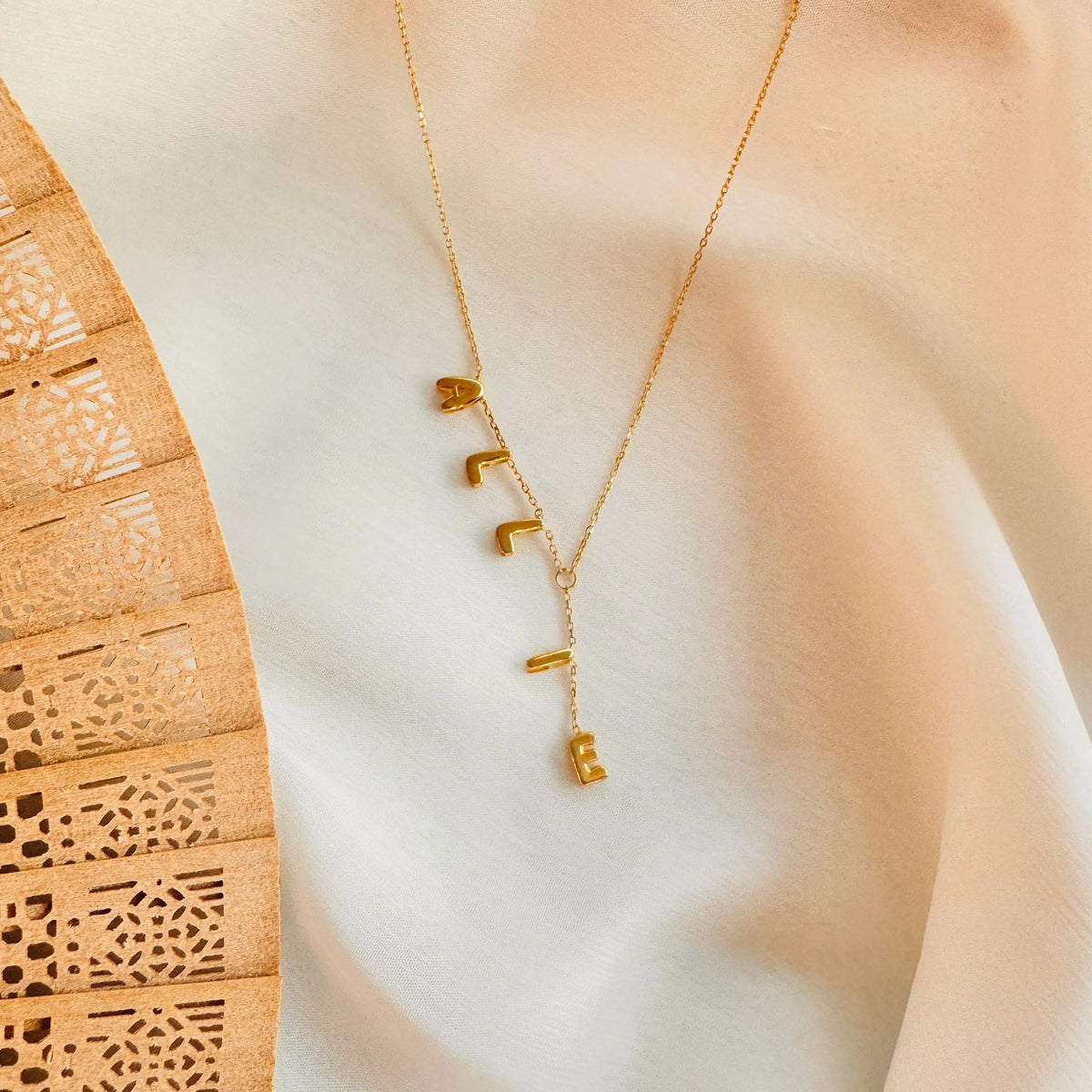 Personalizowany naszyjnik typu lariat z imieniem w okrągłych literach
