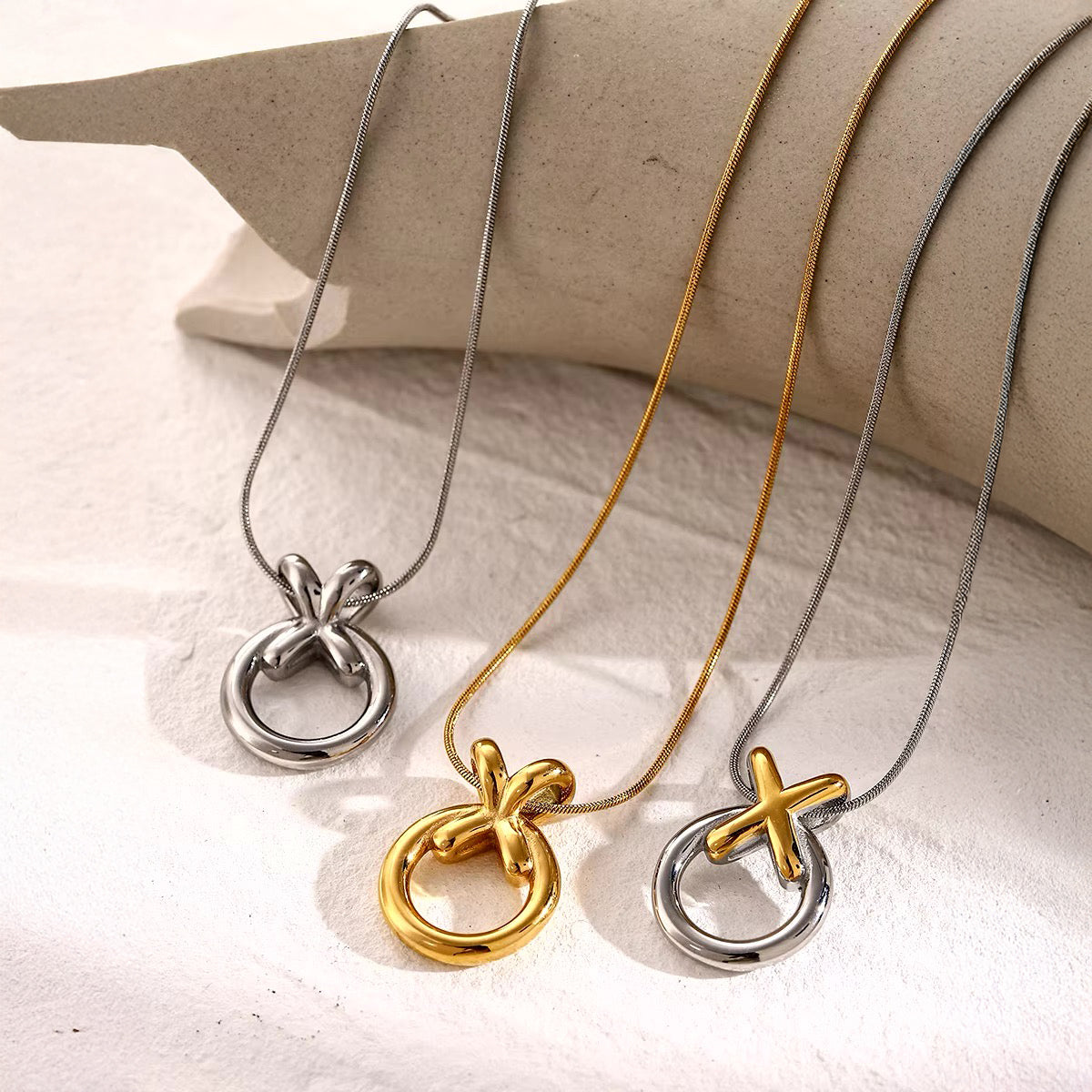 Elegante collana intrecciata XO