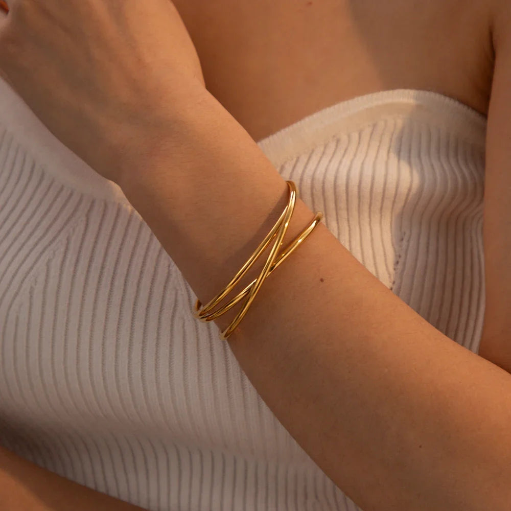 Bransoletka mankietowa bangle 18k z potrójnym przeplatanym splotem