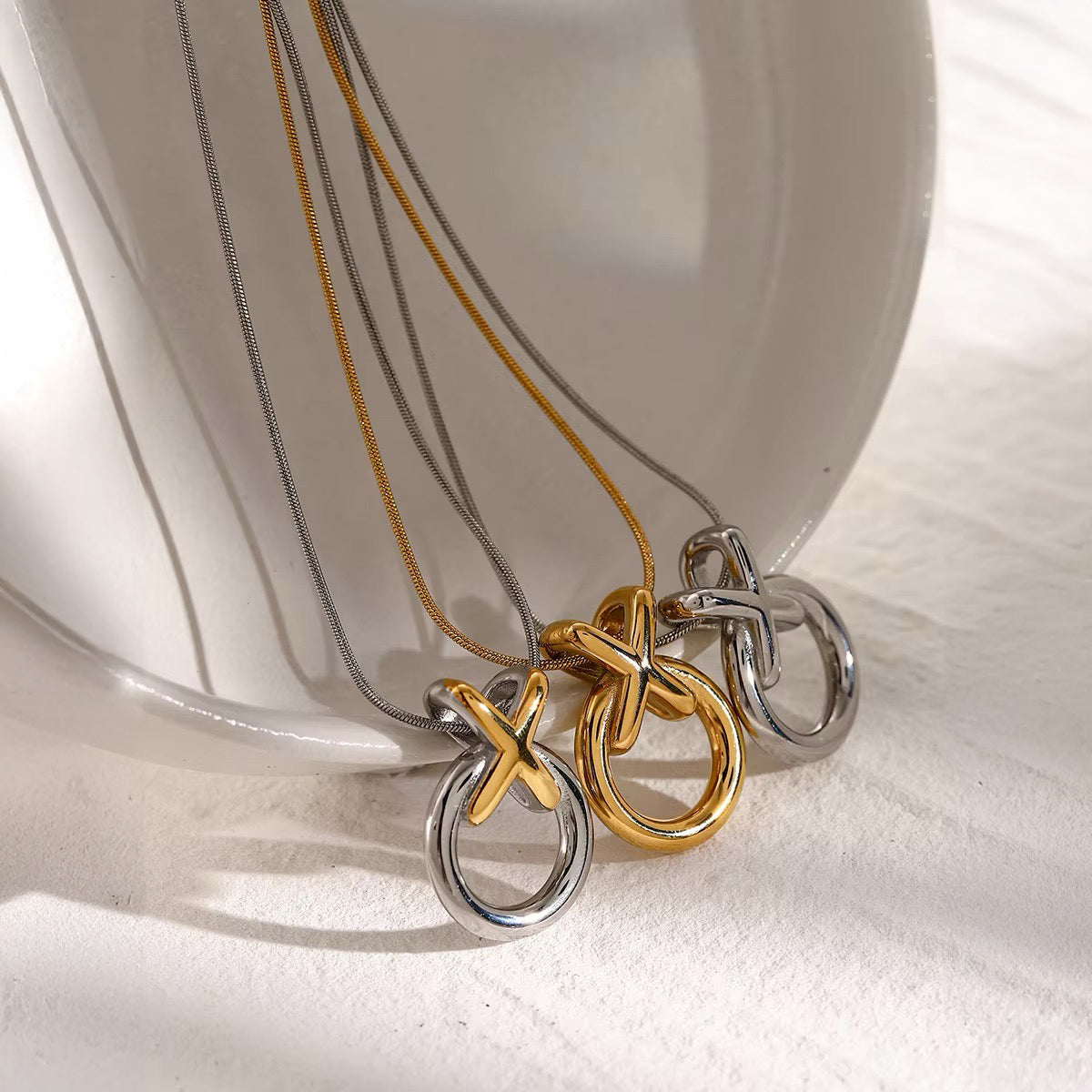 Elegante collana intrecciata XO