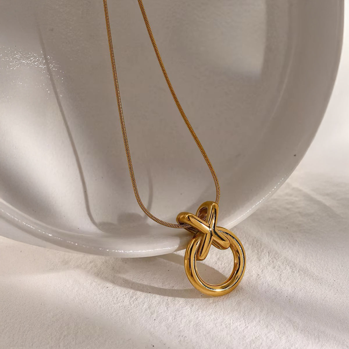 Elegante collana intrecciata XO