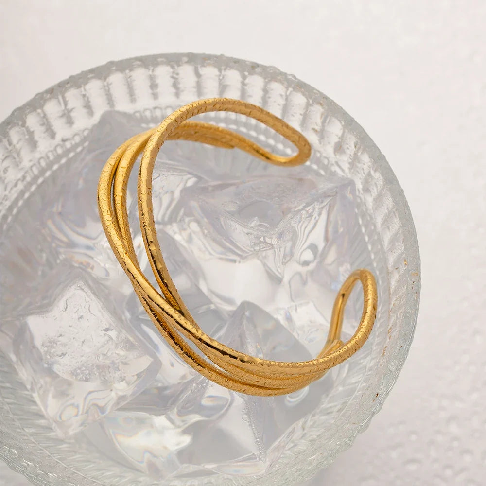 Bransoletka mankietowa bangle 18k z potrójnym przeplatanym splotem
