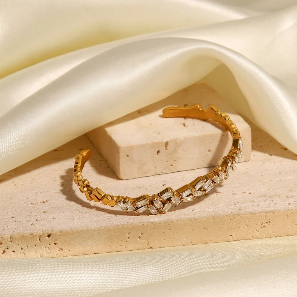 Bransoletka typu bangle z rozproszonymi diamentami, 18k