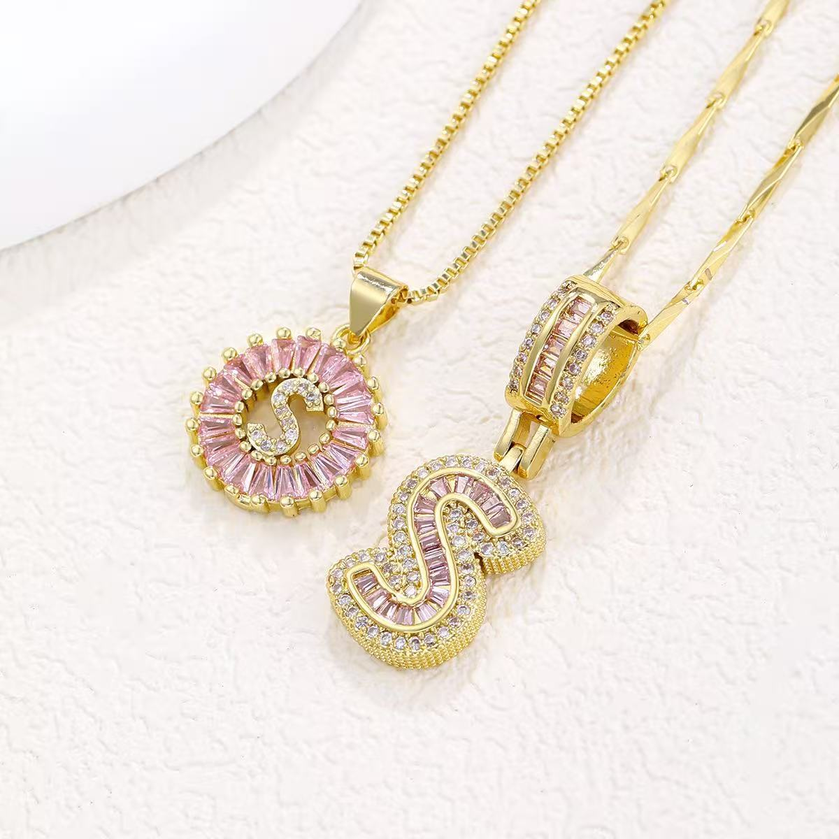 Zestaw 2 naszyjników 14k z diamentowym inicjałem litery (edycja limitowana Pink)