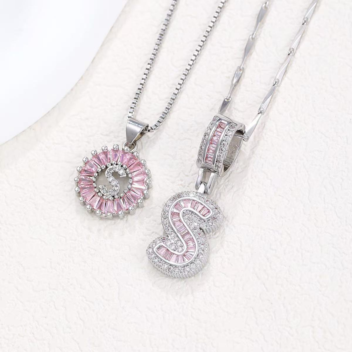 Zestaw 2 naszyjników 14k z diamentowym inicjałem litery (edycja limitowana Pink)