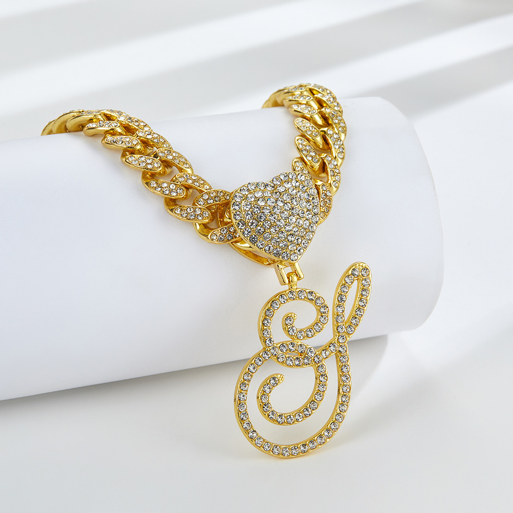 Collana cubana con cuore e iniziale in corsivo, impreziosita da diamanti