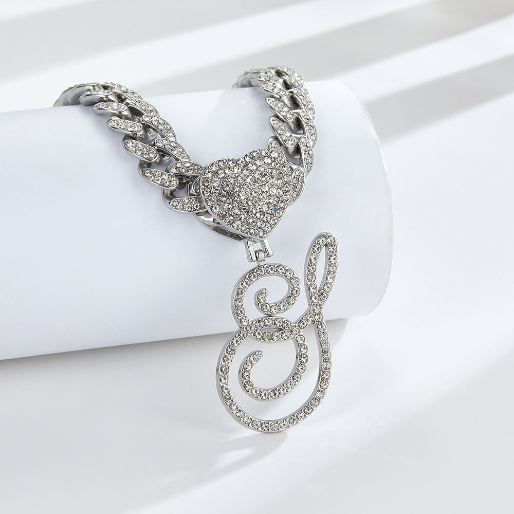 Collana cubana con cuore e iniziale in corsivo, impreziosita da diamanti