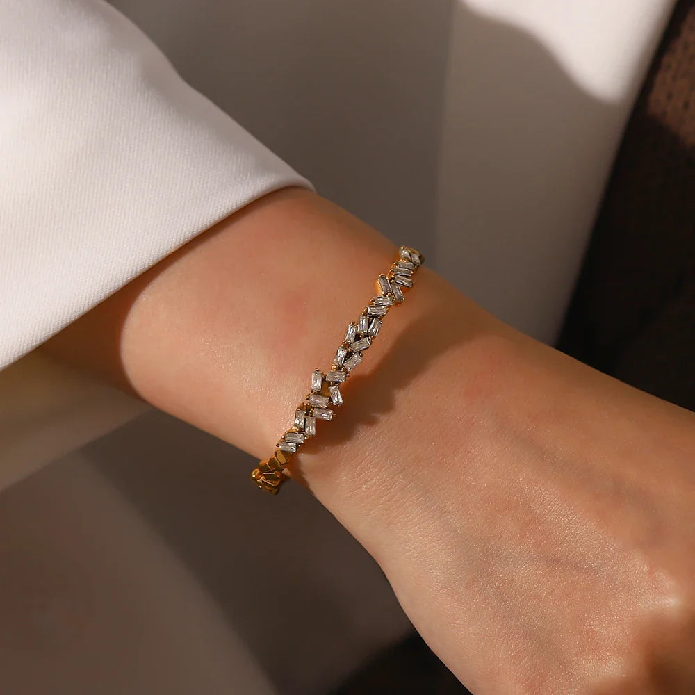 Bransoletka typu bangle z rozproszonymi diamentami, 18k