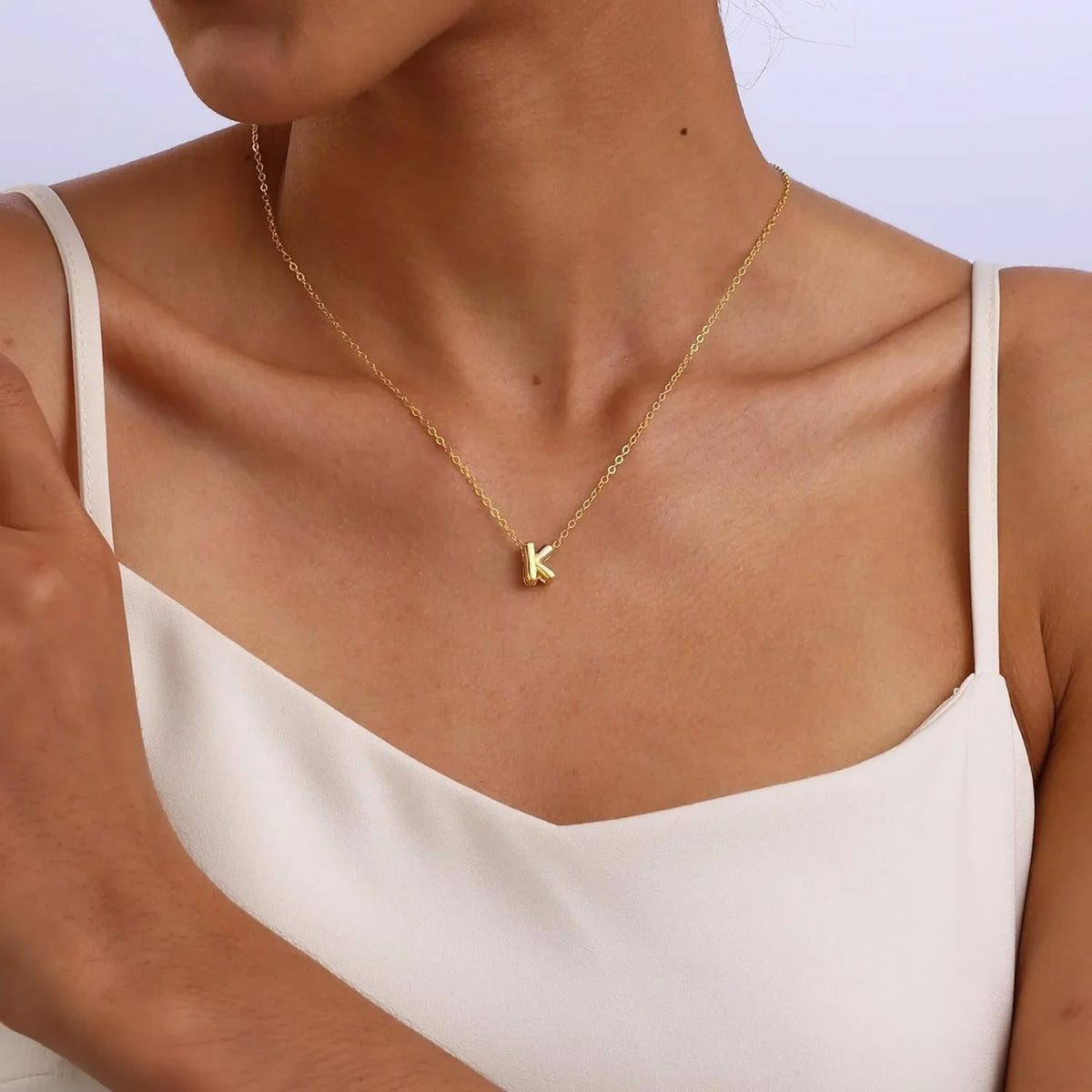 Collana delicata con iniziale a caratteri bombati