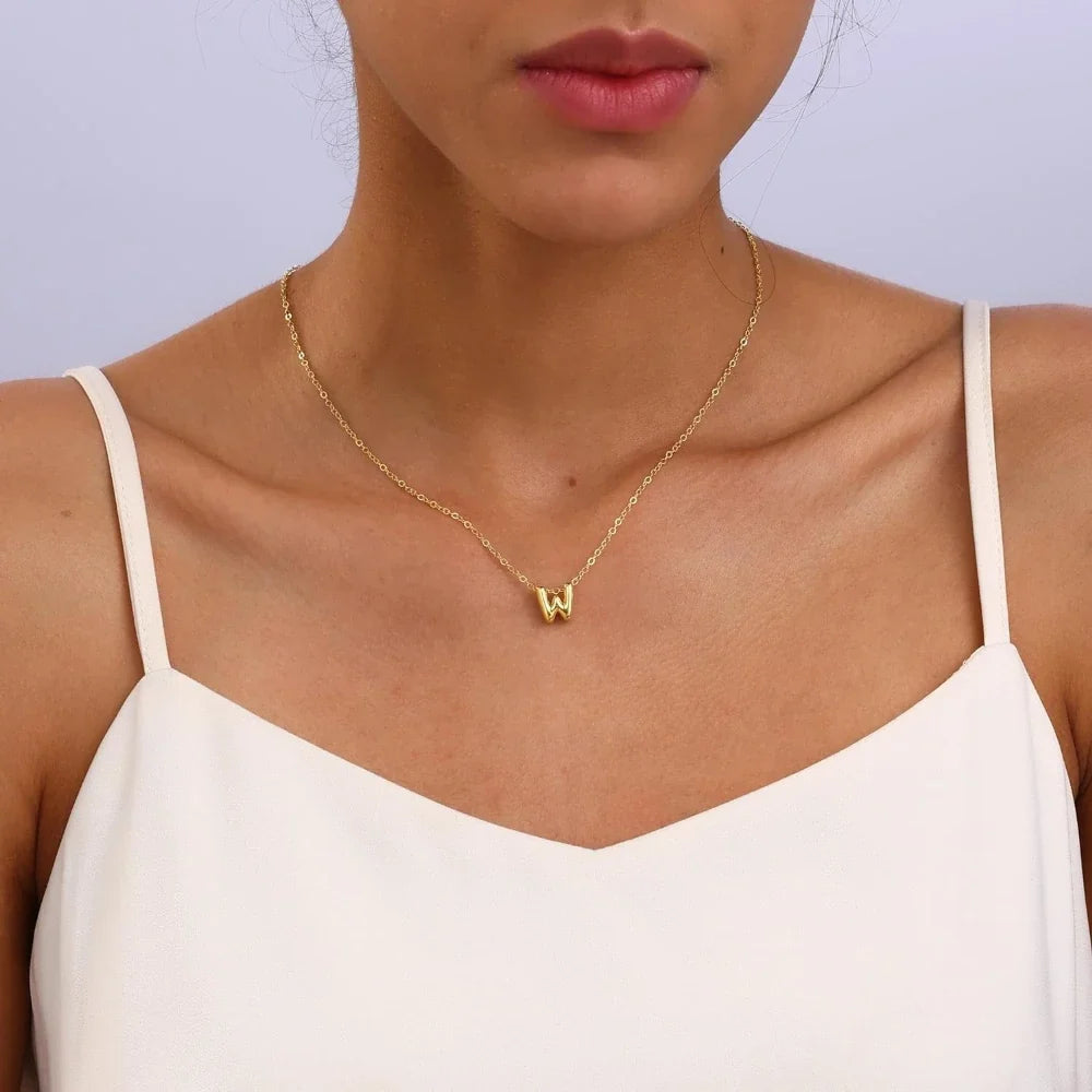 Collana delicata con iniziale a caratteri bombati