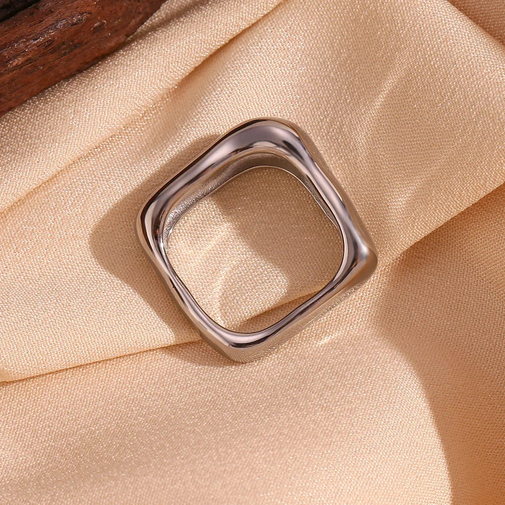 Anillo cuadrado texturizado de 18k