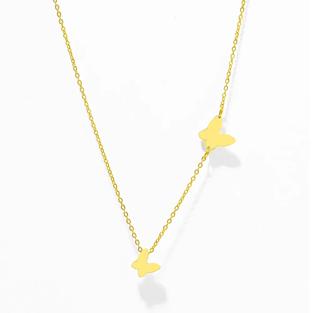 Collana delicata con farfalla svolazzante