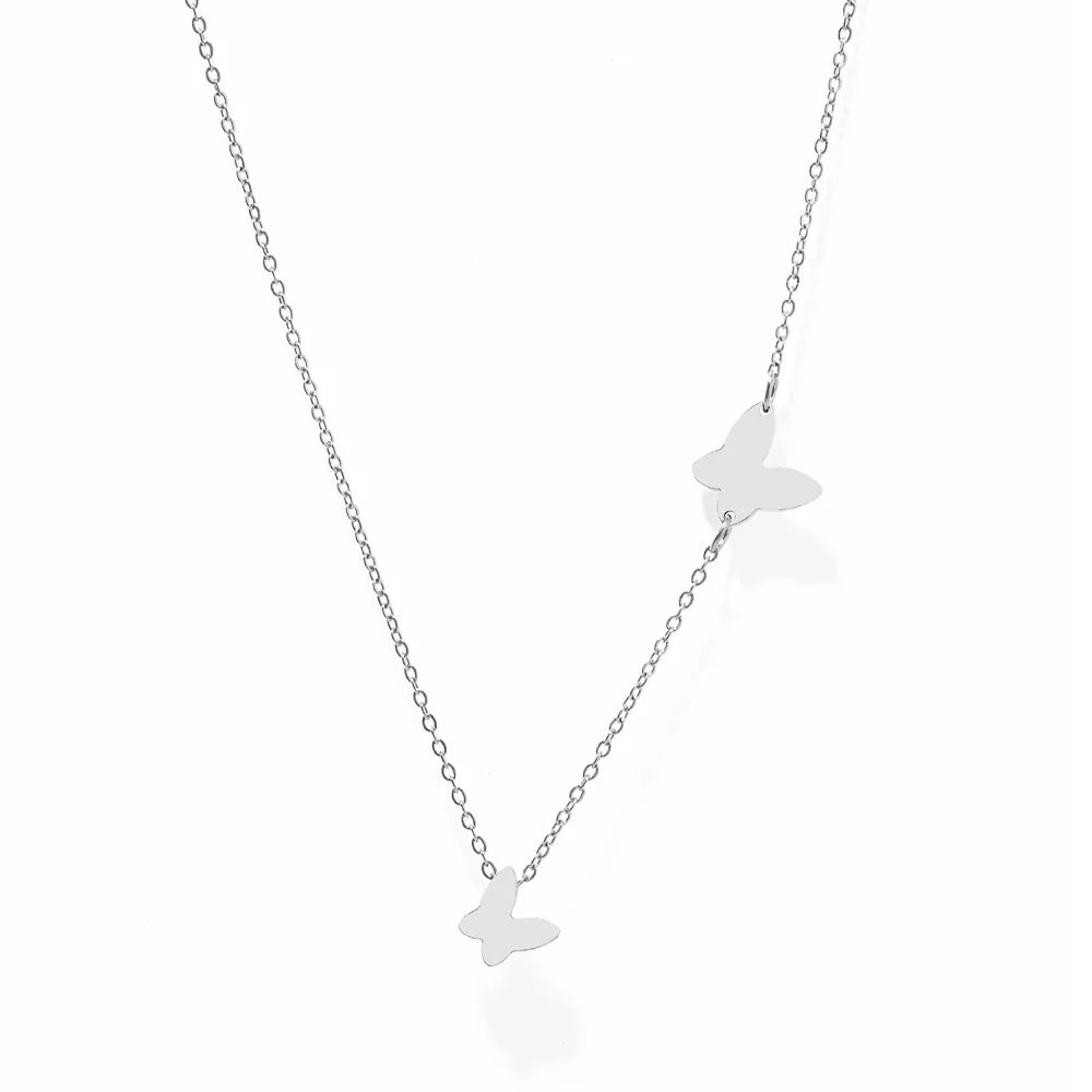 Collana delicata con farfalla svolazzante
