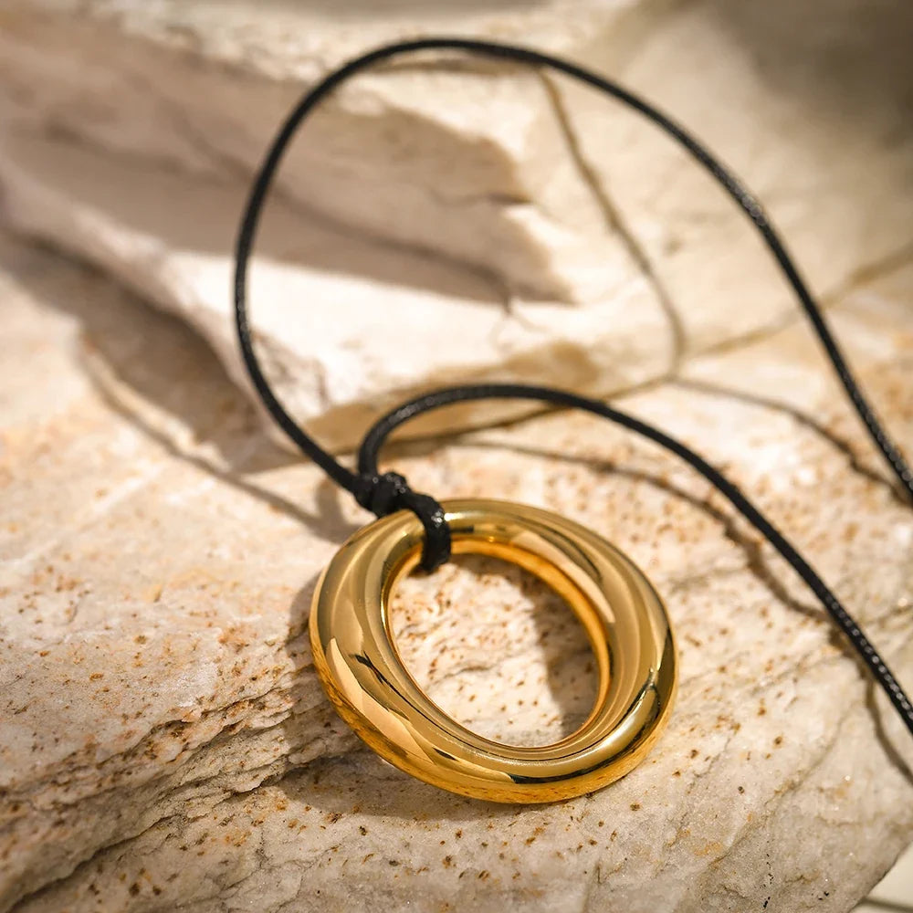 Collana vintage in pelle con cerchio aperto