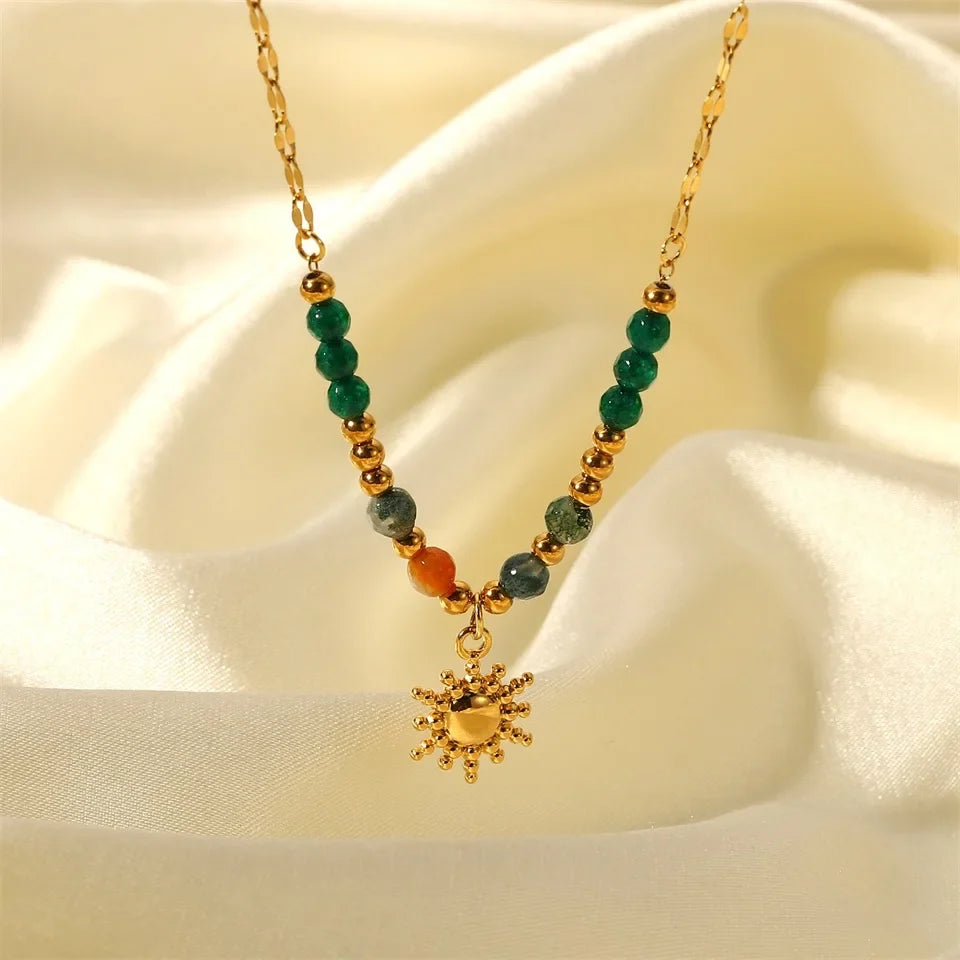 Collana delicata con pendente a sole di ispirazione boho