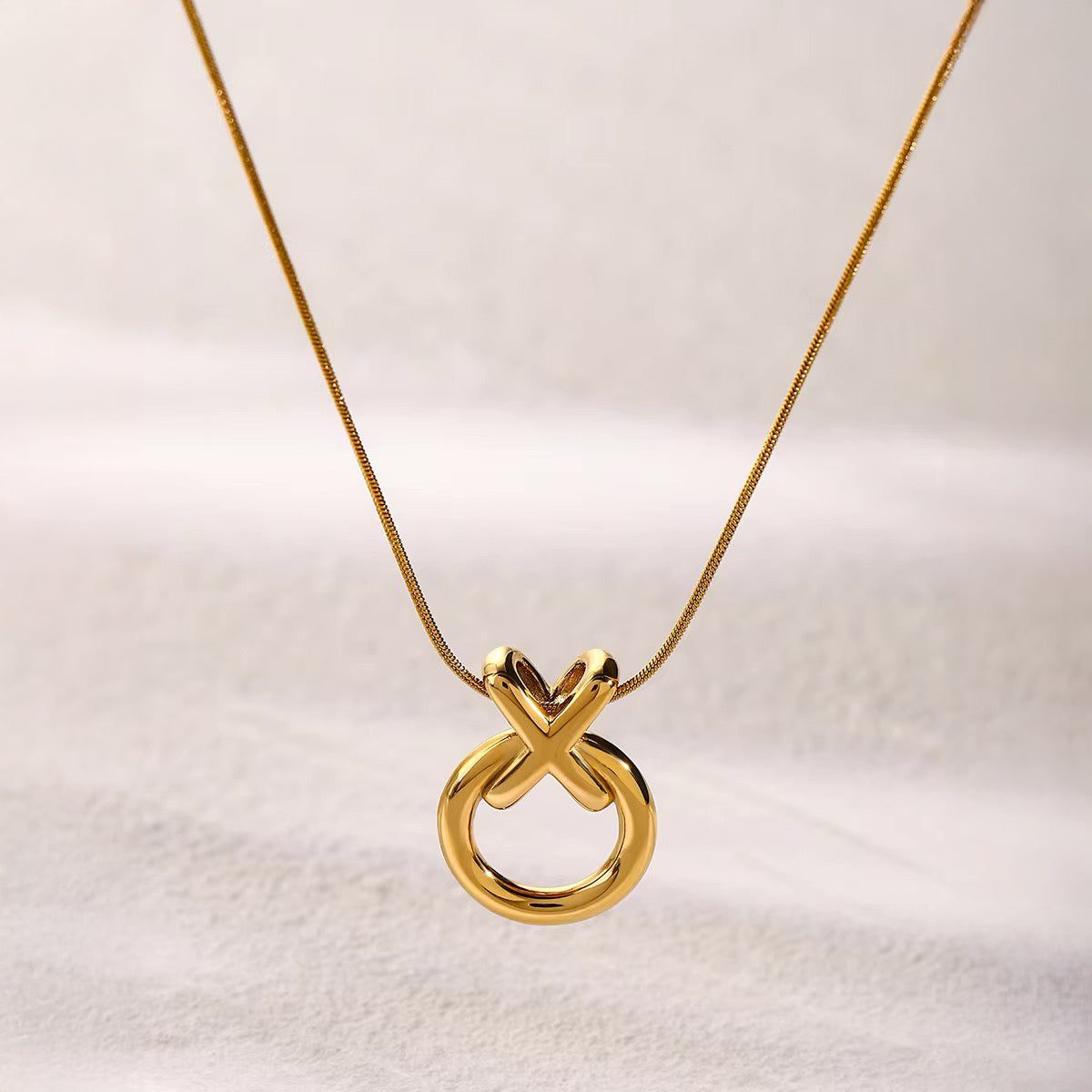Elegante collana intrecciata XO