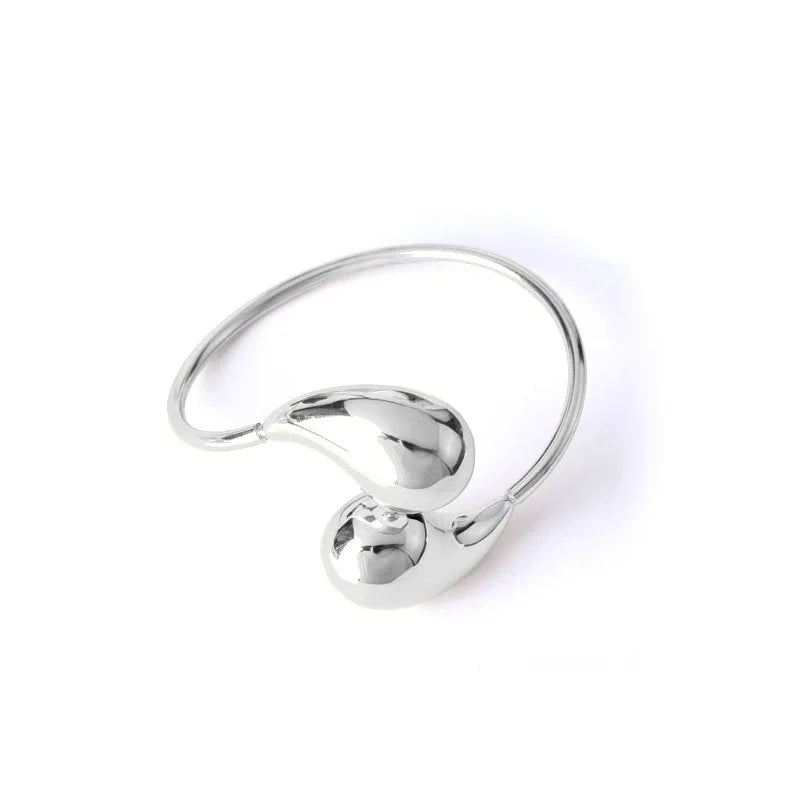 Wyrazista bransoletka typu bangle w kształcie kropli wody