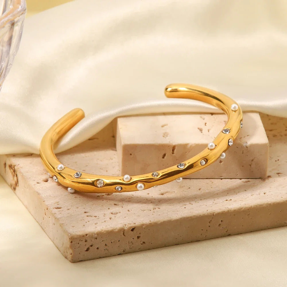 Bransoletka bangle z osadzonymi diamentami i perłami