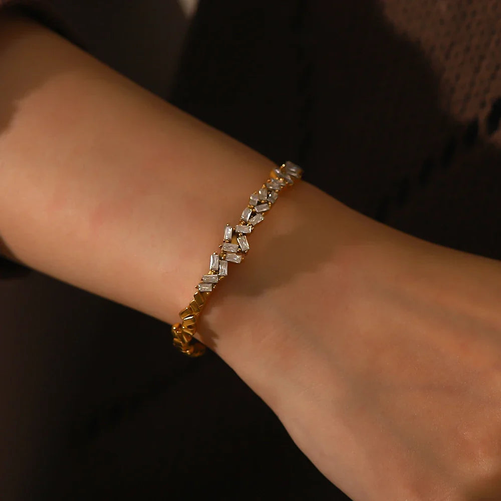Bransoletka typu bangle z rozproszonymi diamentami, 18k