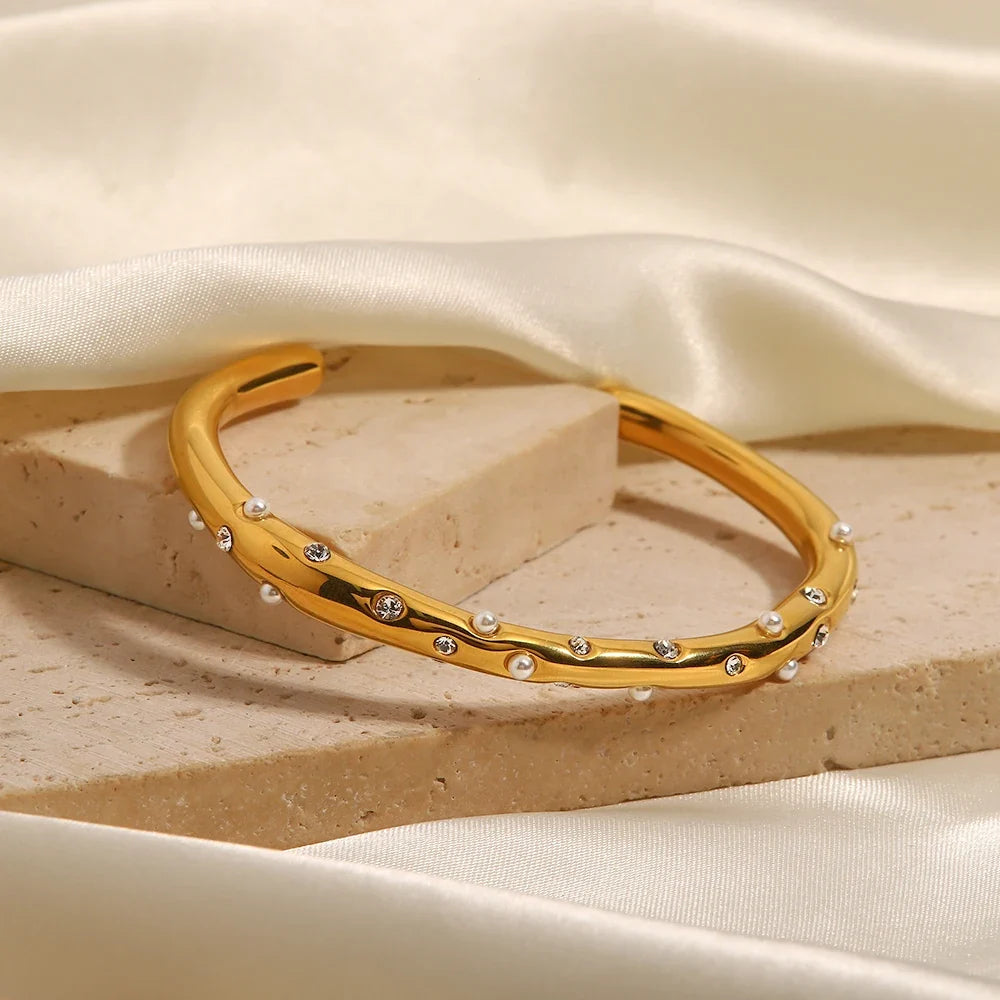 Bransoletka bangle z osadzonymi diamentami i perłami