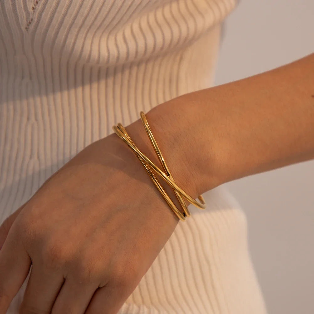 Bransoletka mankietowa bangle 18k z potrójnym przeplatanym splotem