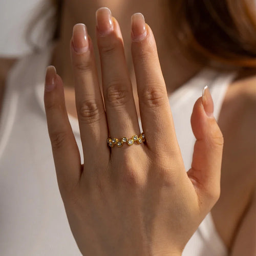 Anello con diamanti a nido d'ape sfalsato