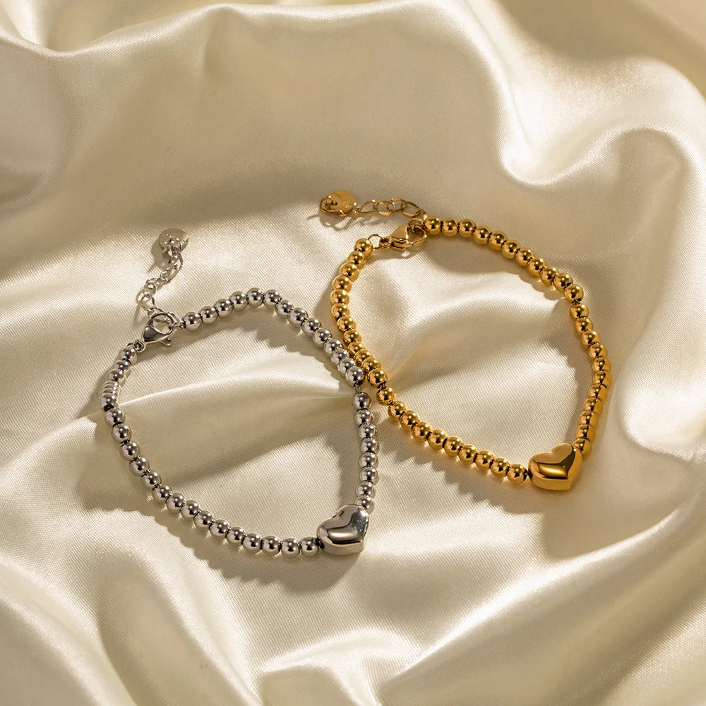 Elegancka bransoletka z koralikami i sercem, 18k