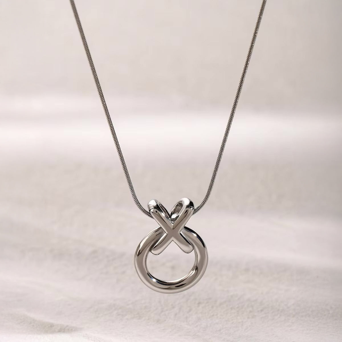 Elegante collana intrecciata XO