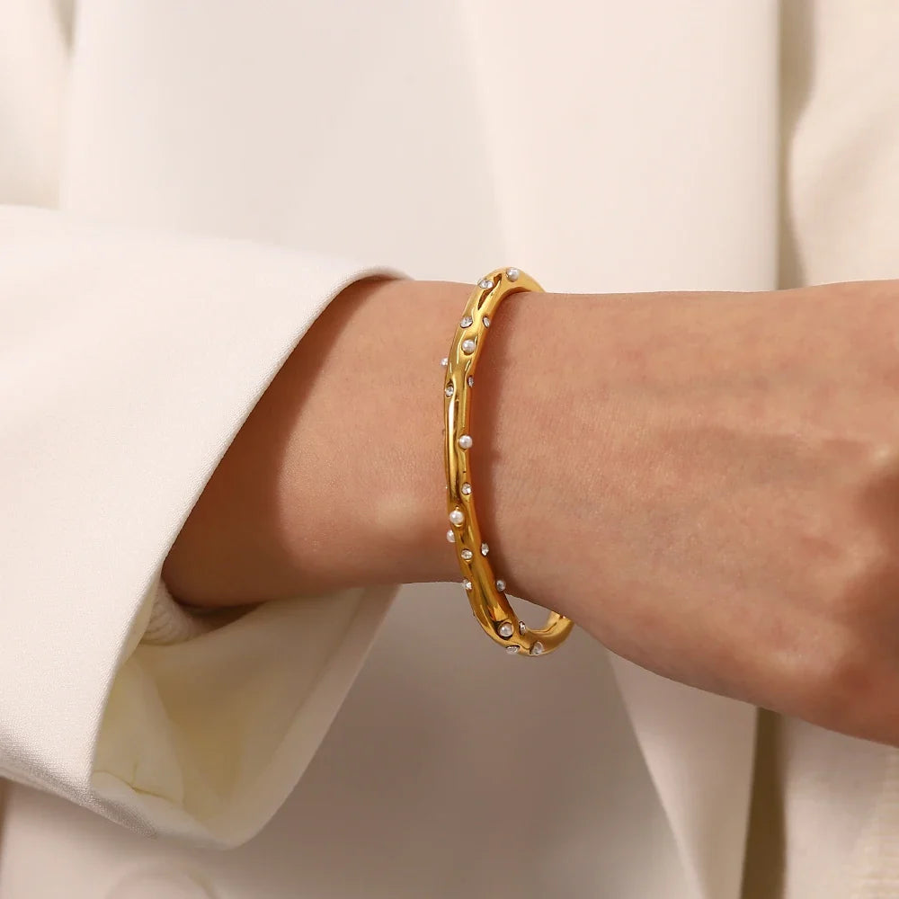 Bransoletka bangle z osadzonymi diamentami i perłami