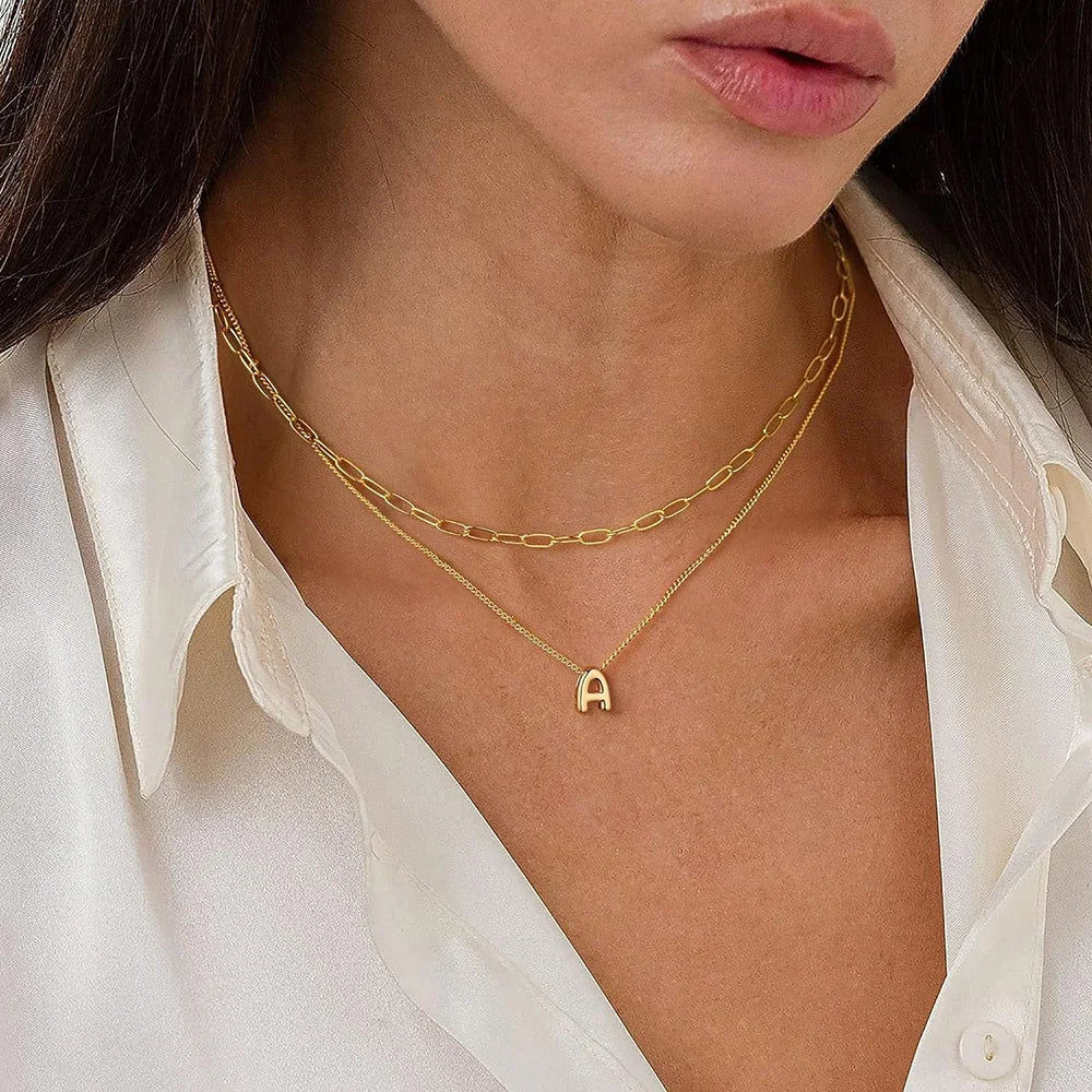 Collana delicata con iniziale a caratteri bombati