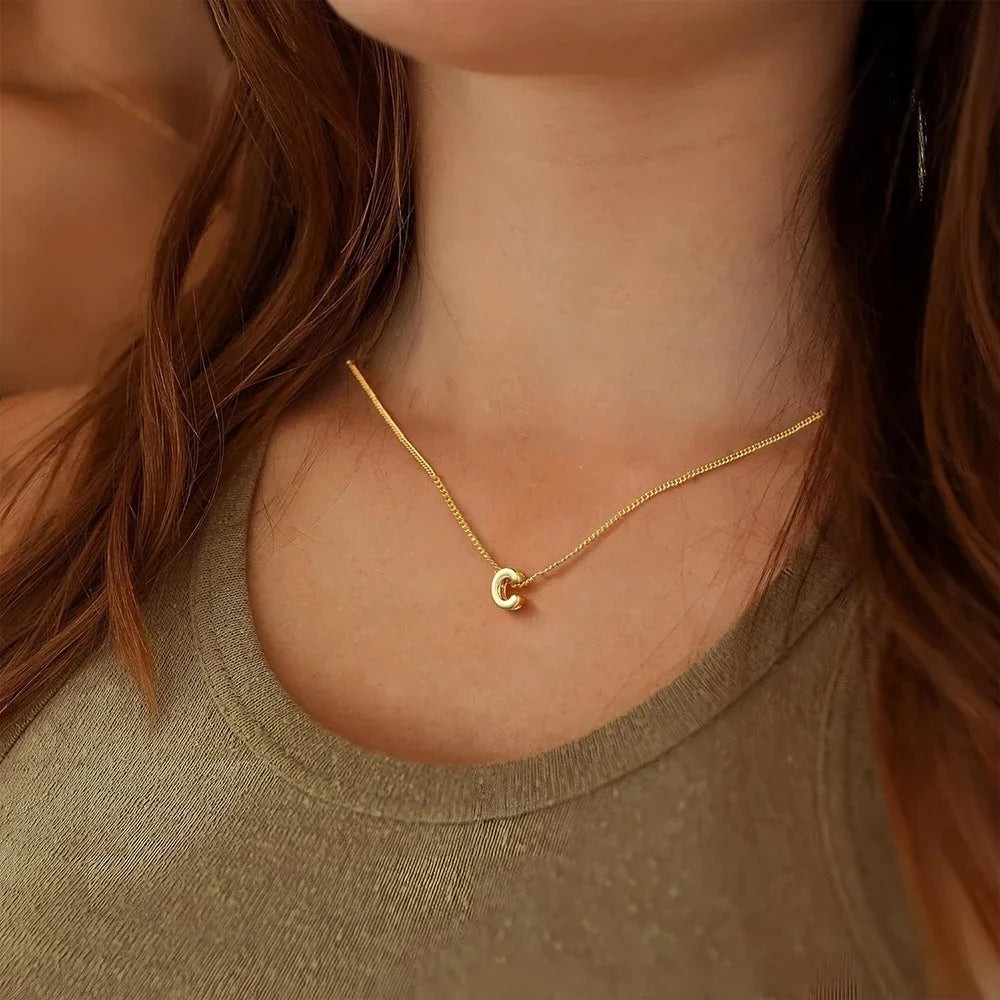 Collana delicata con iniziale a caratteri bombati