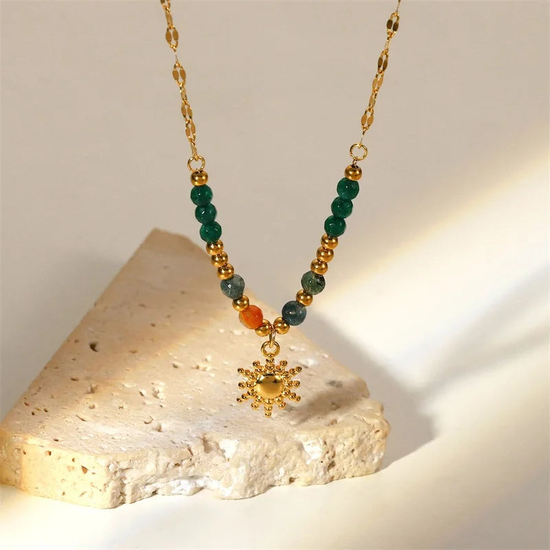 Collana delicata con pendente a sole di ispirazione boho