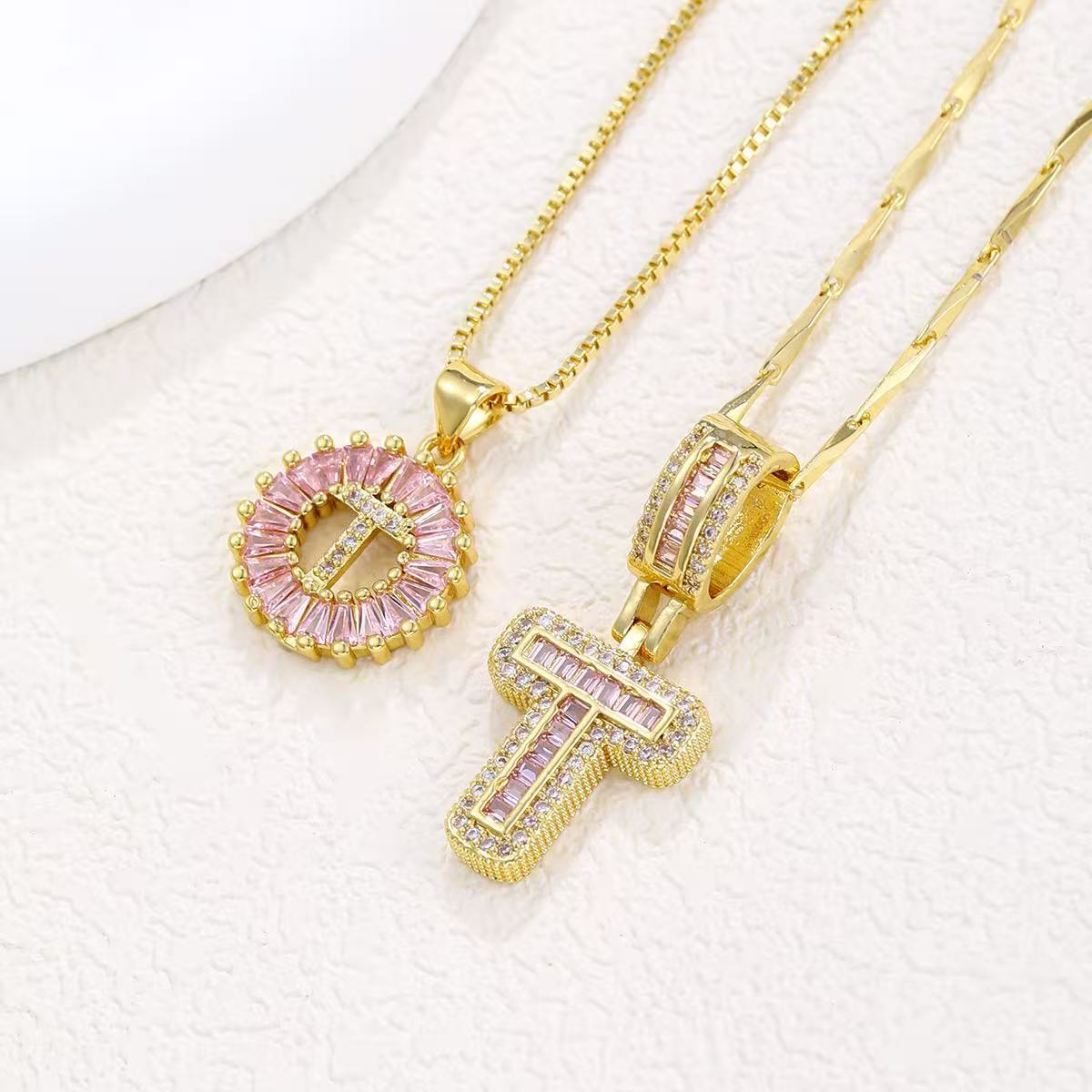 Zestaw 2 naszyjników 14k z diamentowym inicjałem litery (edycja limitowana Pink)