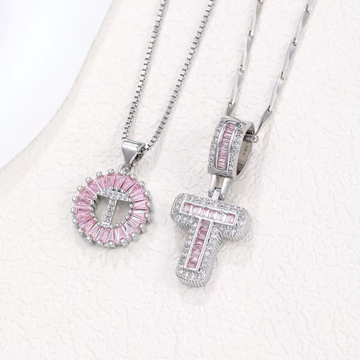 Zestaw 2 naszyjników 14k z diamentowym inicjałem litery (edycja limitowana Pink)