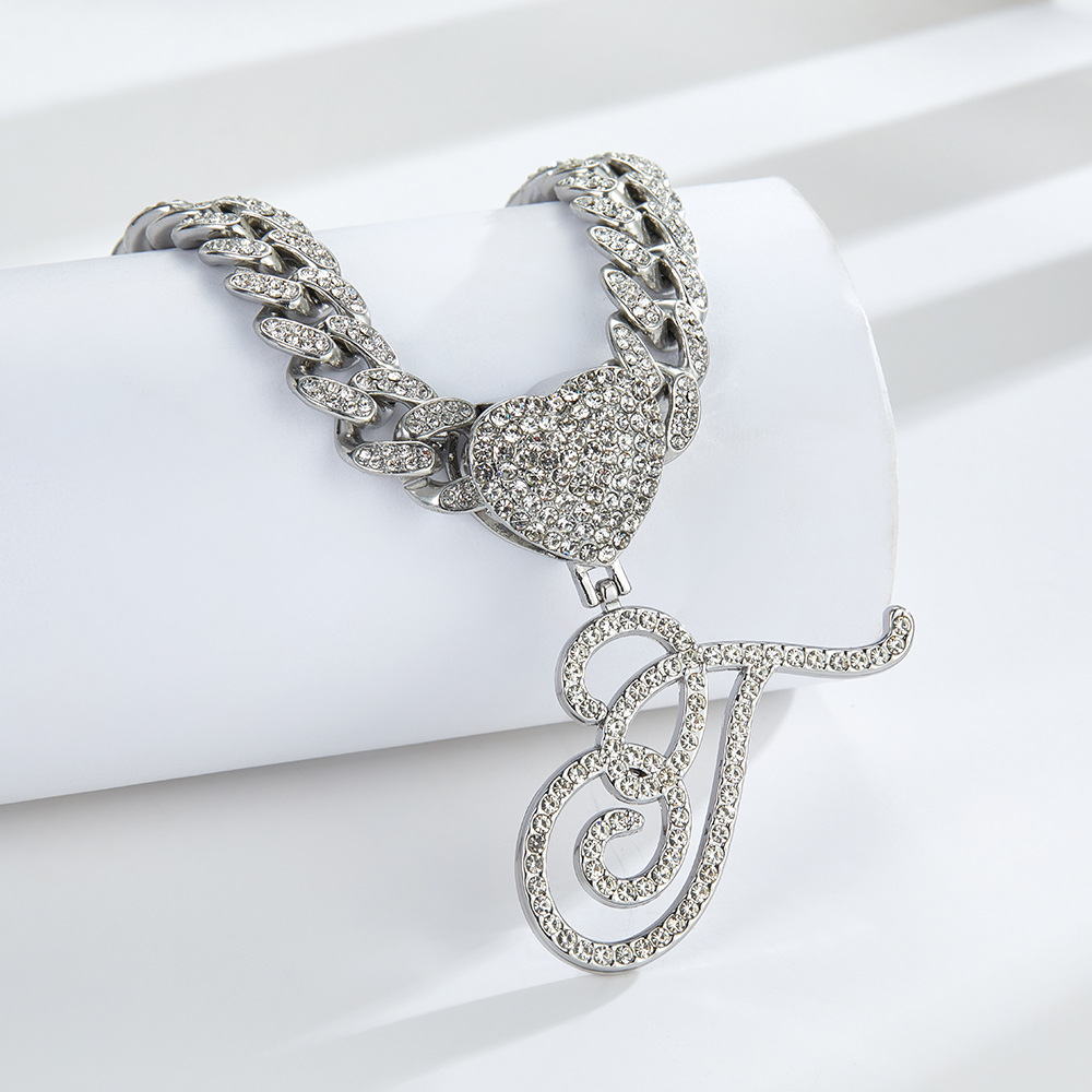 Collana cubana con cuore e iniziale in corsivo, impreziosita da diamanti