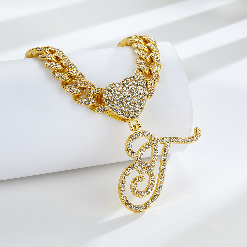 Collana cubana con cuore e iniziale in corsivo, impreziosita da diamanti