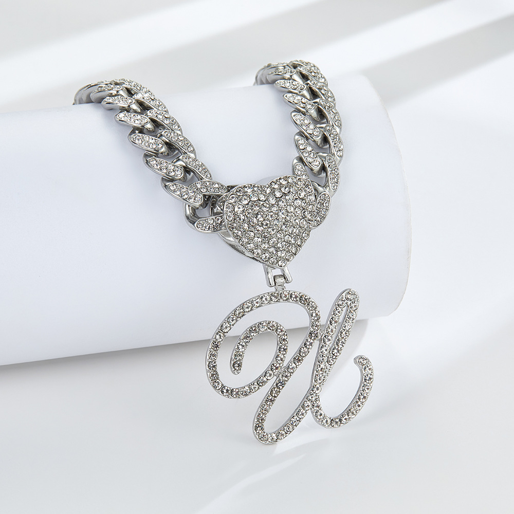 Collana cubana con cuore e iniziale in corsivo, impreziosita da diamanti