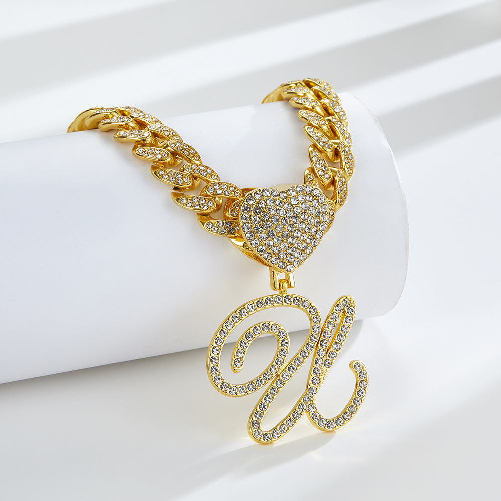 Collana cubana con cuore e iniziale in corsivo, impreziosita da diamanti