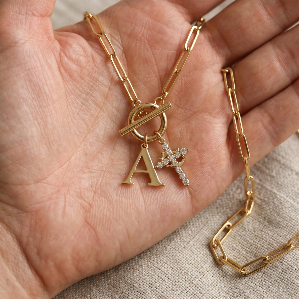 Naszyjnik z łańcuszkiem paperclip, inicjałem, krzyżykiem i zapięciem toggle