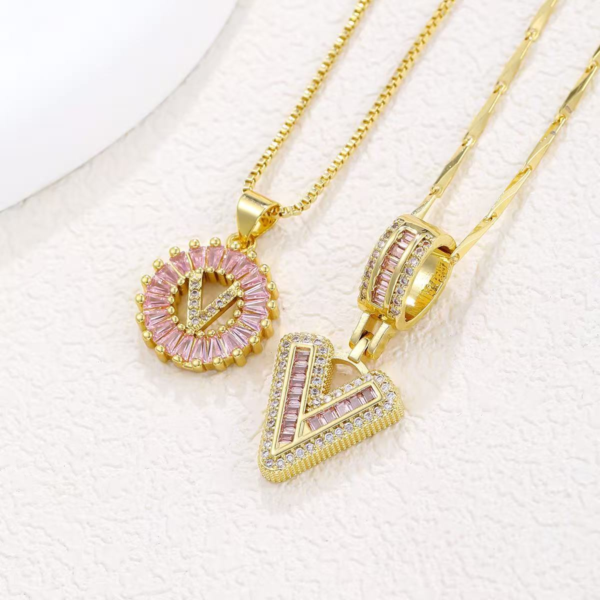 Zestaw 2 naszyjników 14k z diamentowym inicjałem litery (edycja limitowana Pink)