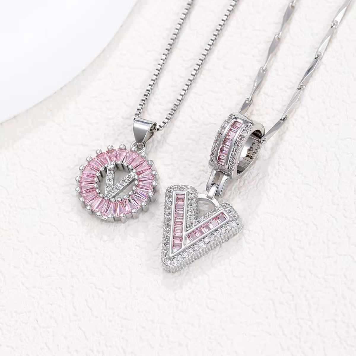 Zestaw 2 naszyjników 14k z diamentowym inicjałem litery (edycja limitowana Pink)