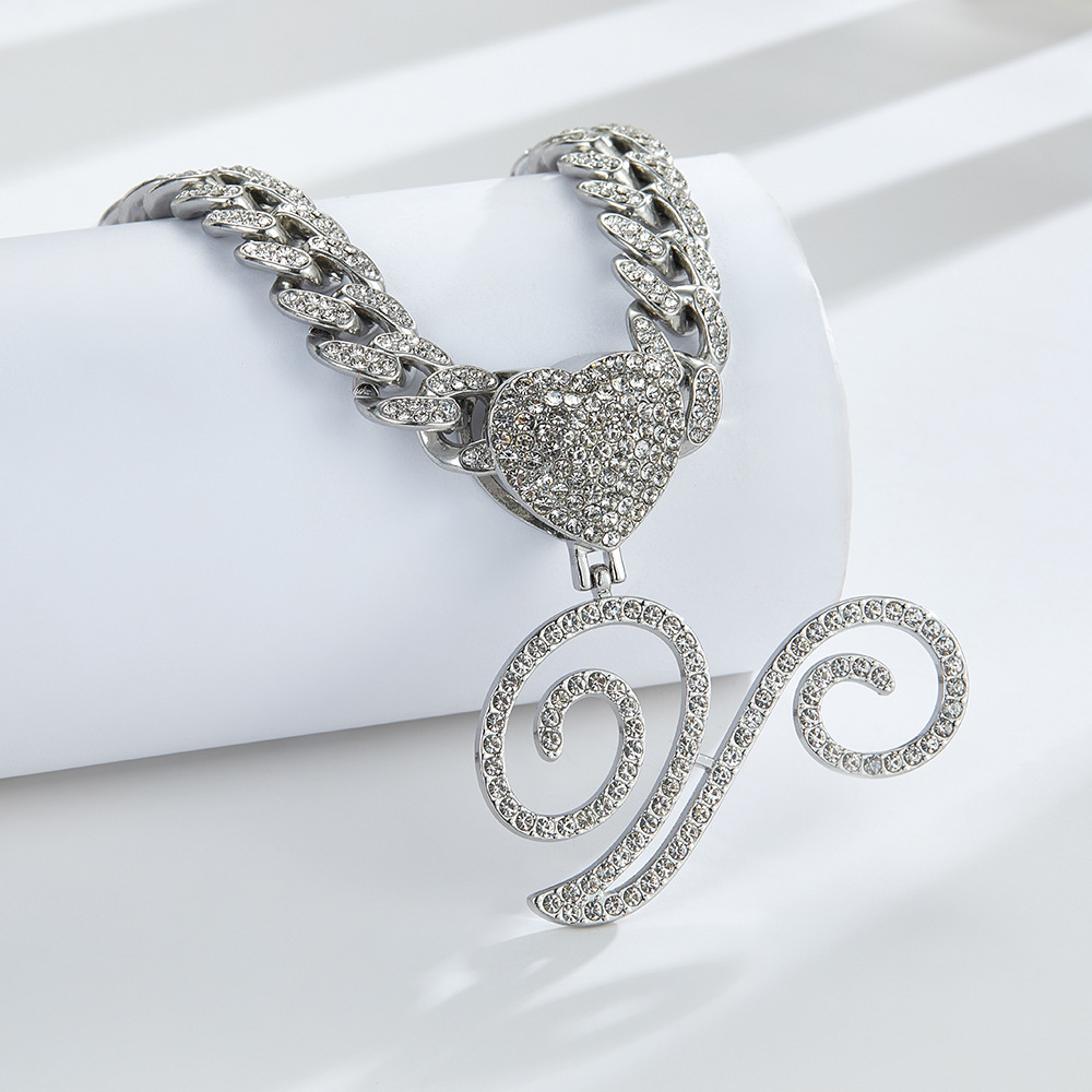 Collana cubana con cuore e iniziale in corsivo, impreziosita da diamanti