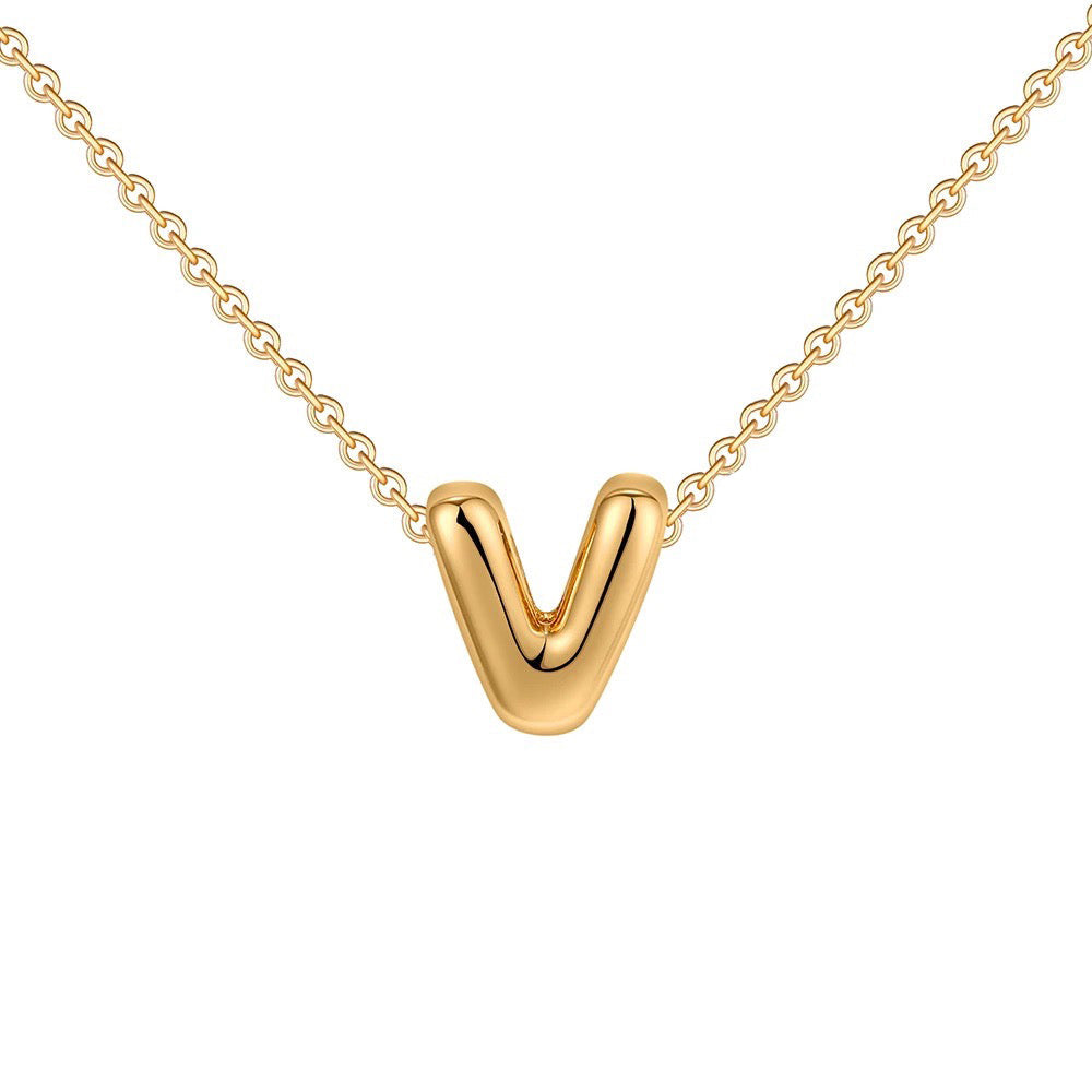 Collana delicata con iniziale a caratteri bombati