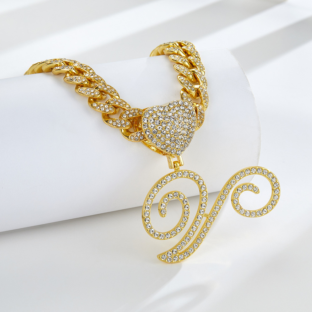 Collana cubana con cuore e iniziale in corsivo, impreziosita da diamanti