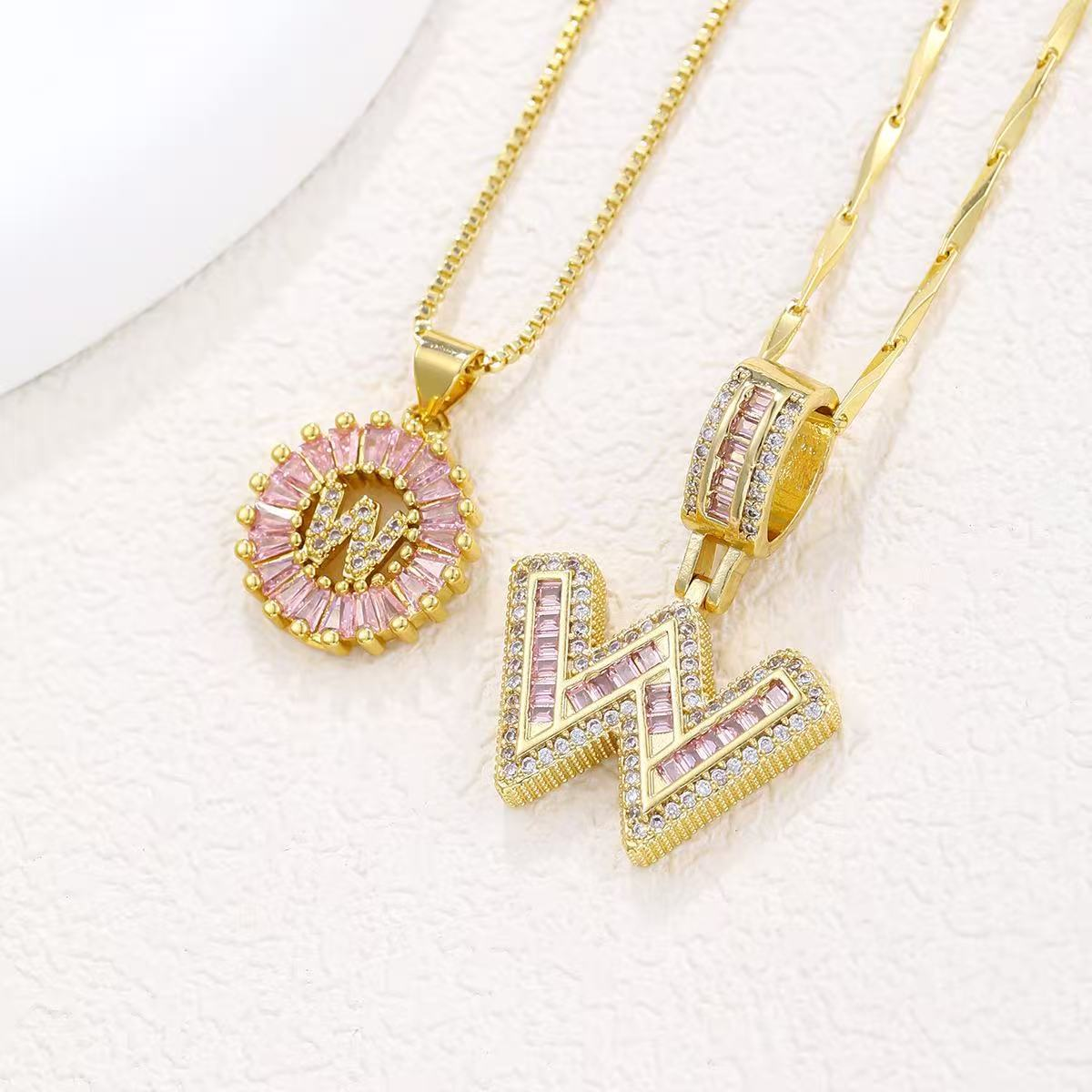 Zestaw 2 naszyjników 14k z diamentowym inicjałem litery (edycja limitowana Pink)