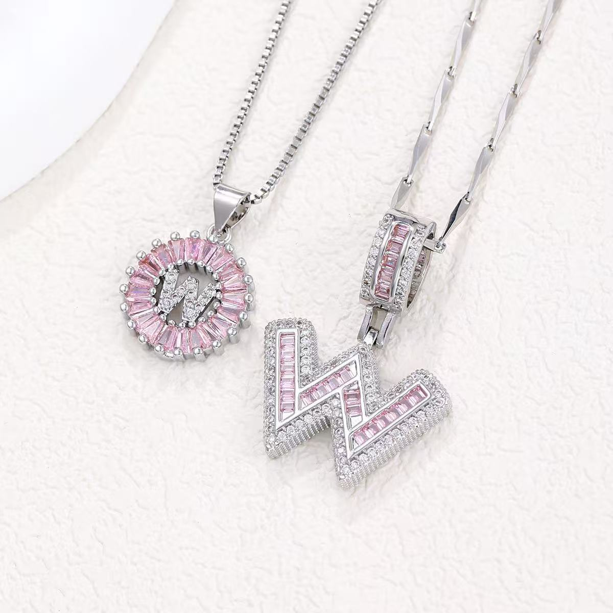 Zestaw 2 naszyjników 14k z diamentowym inicjałem litery (edycja limitowana Pink)