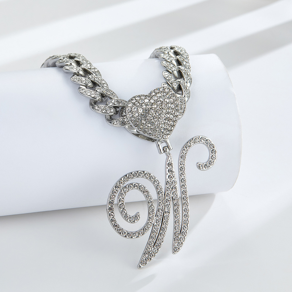 Collana cubana con cuore e iniziale in corsivo, impreziosita da diamanti